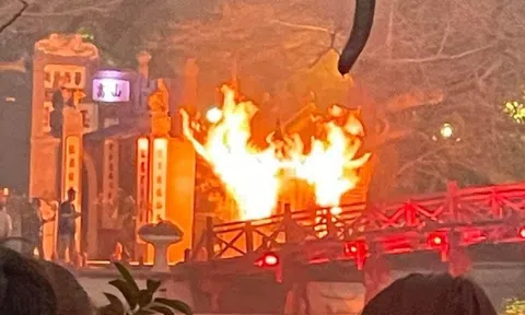 Hà Nội: Cháy lớn sát lối vào cầu Thê Húc, nhiều người hoảng sợ tháo chạy