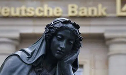 Được đánh giá là ngân hàng có 'sức khoẻ tốt' nhưng cổ phiếu vẫn bị bán mạnh, chuyện gì đang xảy ra ở Deutsche Bank?