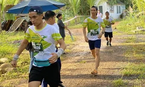 Gần 500 người tham gia chạy marathon và leo núi vì một môi trường xanh