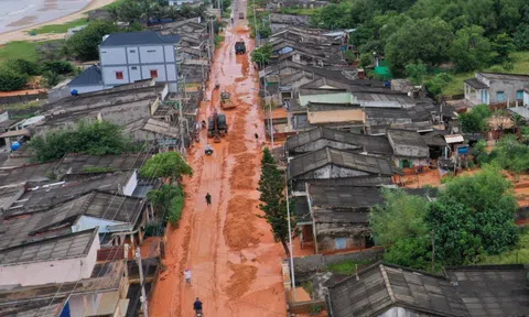 Bình Thuận: Hình ảnh lũ cát tràn xuống đường, ngập nhà dân, sập mố cầu